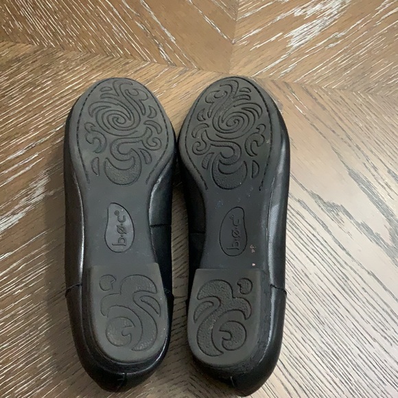 B.O.C. by BORN slip on black ballet flats with decorative flower on toe - Picture 11 of 13